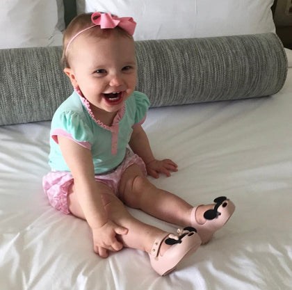 little girl wearing bow headband